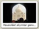 Mausoléet skymtar genom Entréportalen