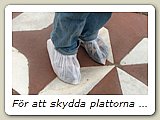 För att skydda plattorna på den terrass mausoléet och de flankerade byggnaderna står på måste man gå barfota eller ha skoskydd.